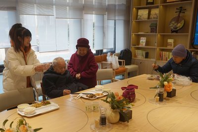 北京首家区域养老服务中心开业,迎来首位入住老人