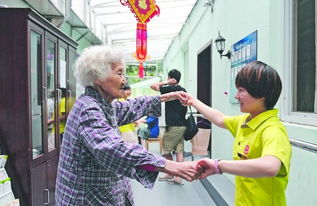 成都为民办实事民生工程 社区养老常回家看看挺方便