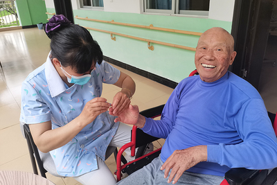 养老服务中的日常护理 关爱与专业并重