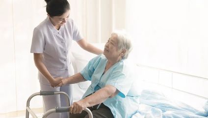 在家也能享受全方位养老服务？上海试点新模式，护理员与护士轮番上门